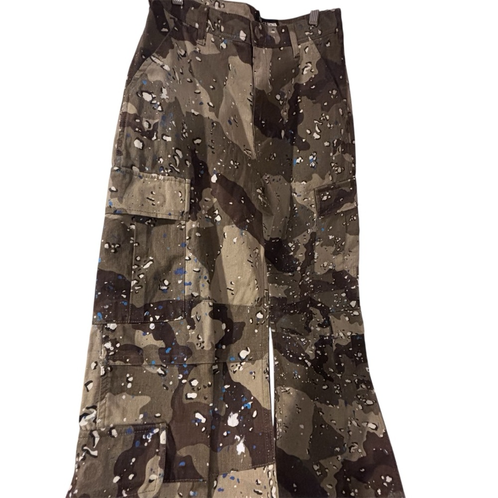 Fashion Nova Women’s Camo Paint Splatter Cargo Pants Utility Streetwear Flare XS - Picture 4 of 13
